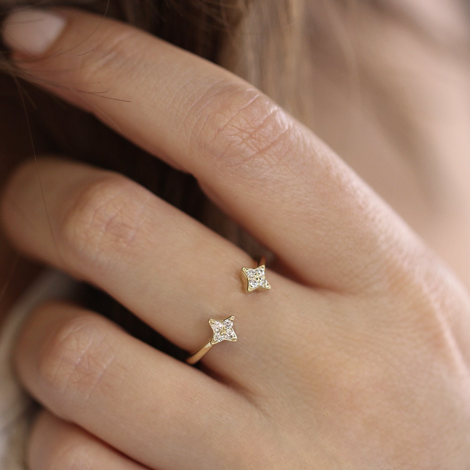 טבעת מרקורי מוגדלת עם יהלומים לבנים