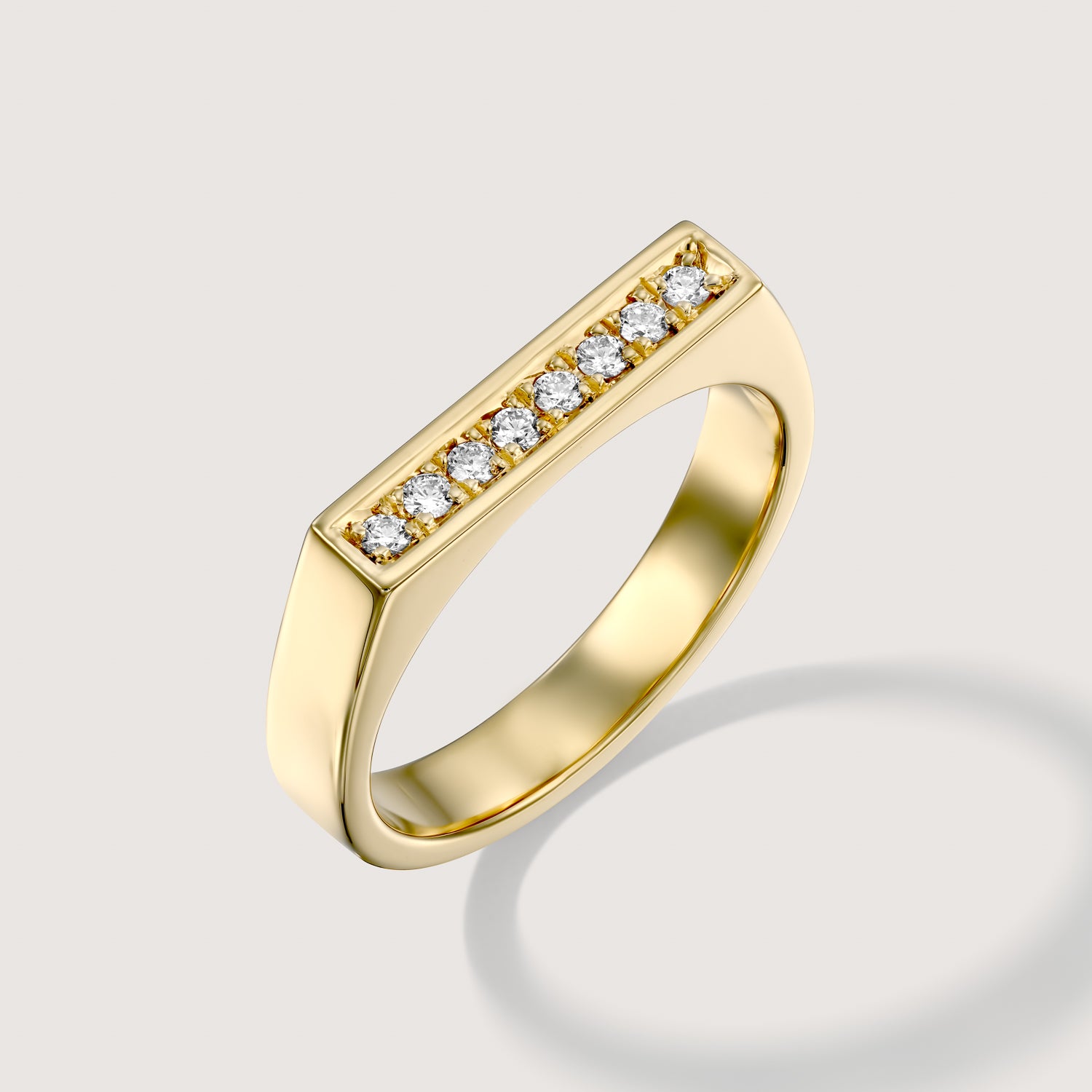 טבעת שרלוט עם שורת יהלומים לבנים