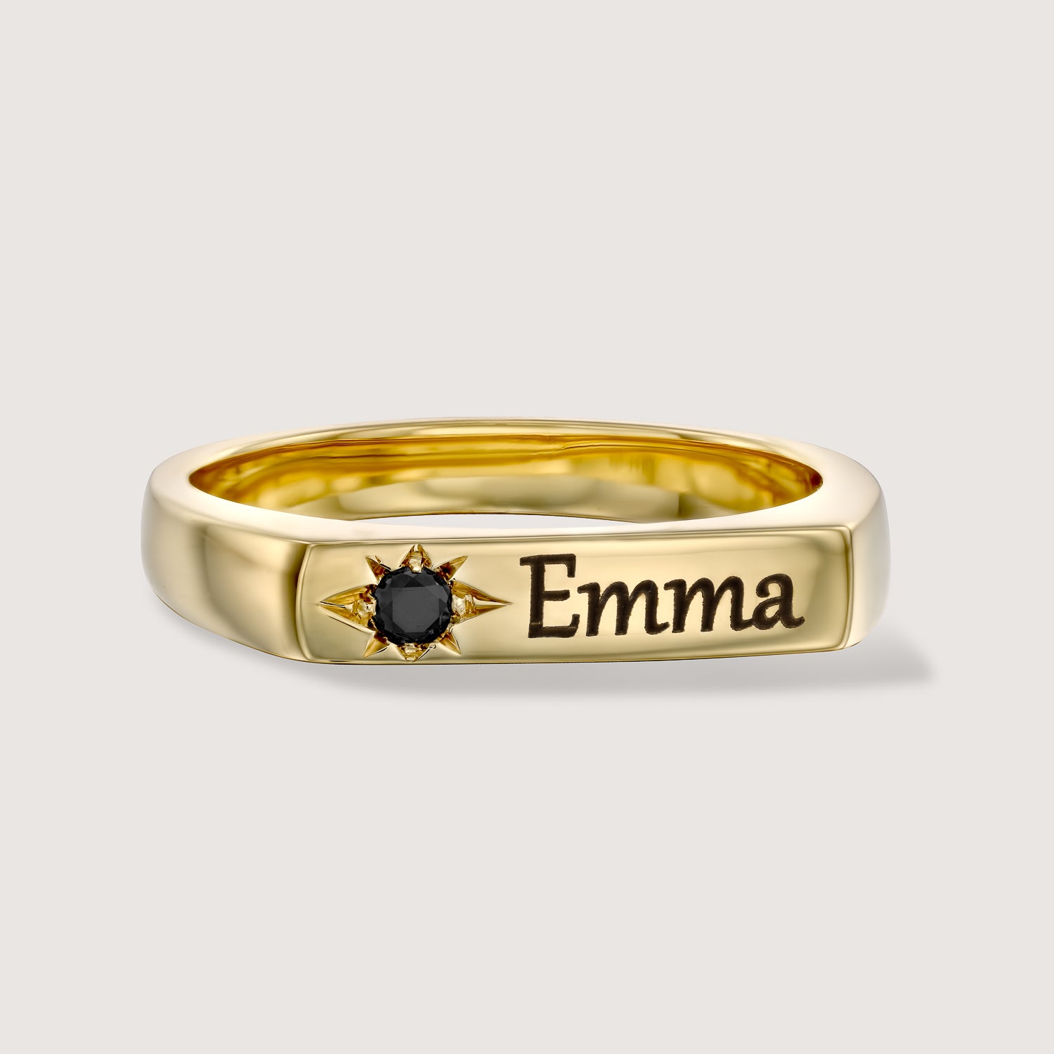 טבעת שרלוט עם יהלום שחור וחריטה