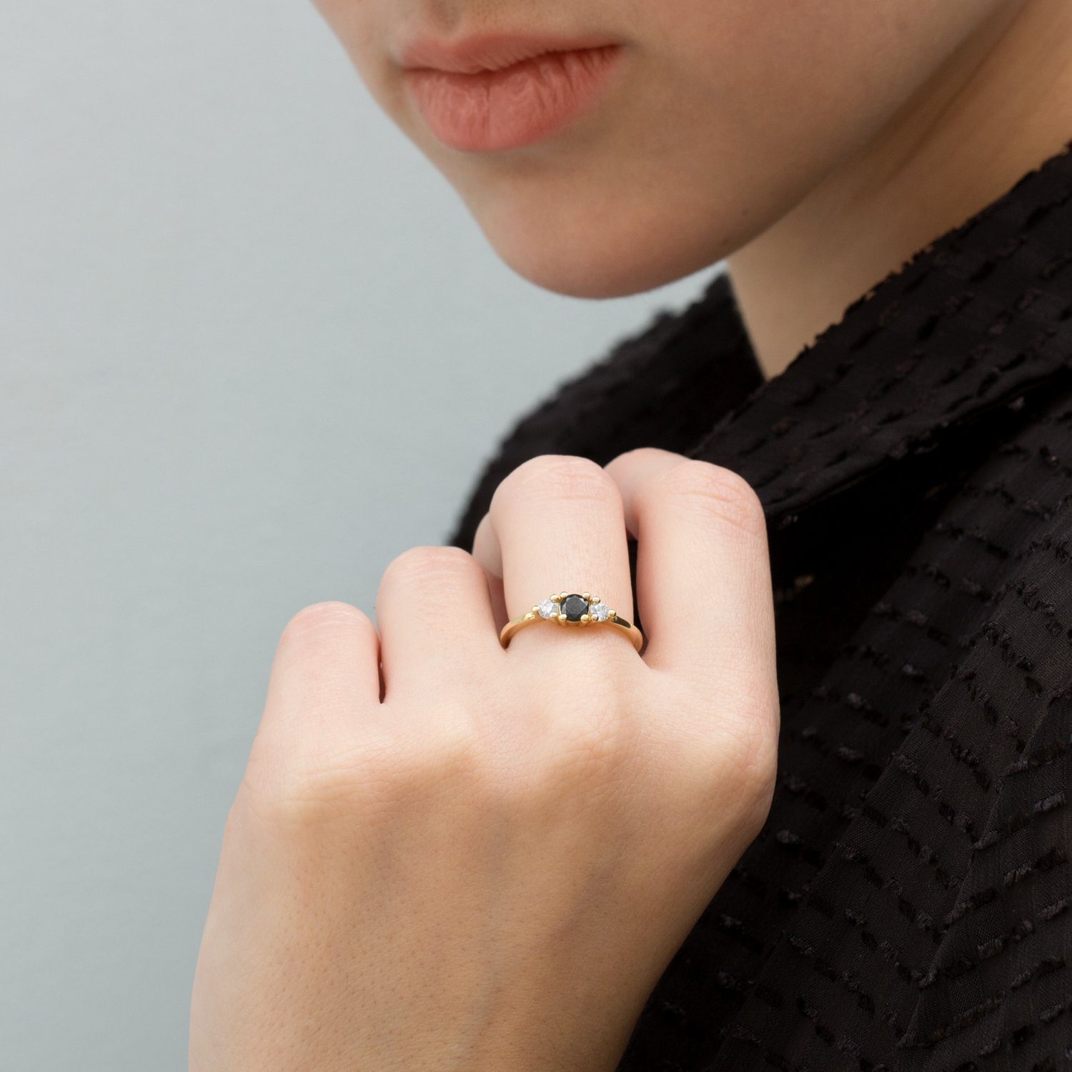 טבעת אודרי יהלומים שחור לבן 4.5 מ"מ